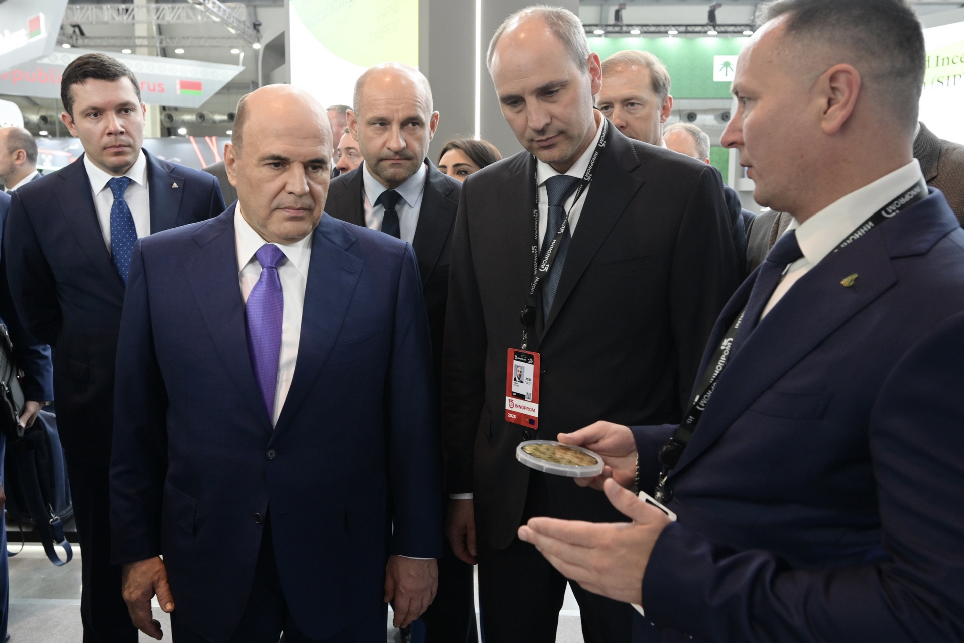 Денис Паслер на выставке ИННОПРОМ-2025 презентовал Михаилу Мишустину экосистему «Космос» на стенде Свердловской области